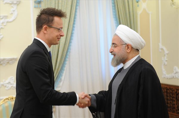 Haszan Rohani iráni elnök (j) fogadja Szijjártó Péter külgazdasági és külügyminisztert Teheránban 2015. május 18-án.(Fotó MTI KKM)