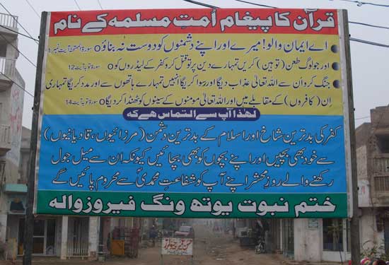 Lahore, a plakát az ahmadisták, „az iszlám legnagyobb ellenségei” meggyilkolására szólít