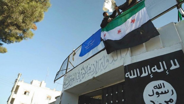 Idleb tartomány egyik településére kitűzték az FSA és az ISIS zászlaját