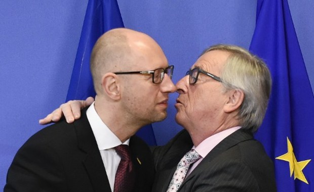 European Commission President Jean-Claude Juncker (R) welcomes Ukrainian Prime Minister Arseniy Yatsenyuk (L) before their meeting to discuss Ukraine's ties with the European Union (EU) at the EU headquarters in Brussels on December 7, 2015.  / AFP / JOHN THYS