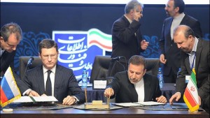 Alexander Novák, Oroszország energiaügyi minisztere (B) és Mahmoud Vaezi, Irán kommunikáció- és információtechnológiai minisztere egyetértési memorandumot írnak alá - Shana