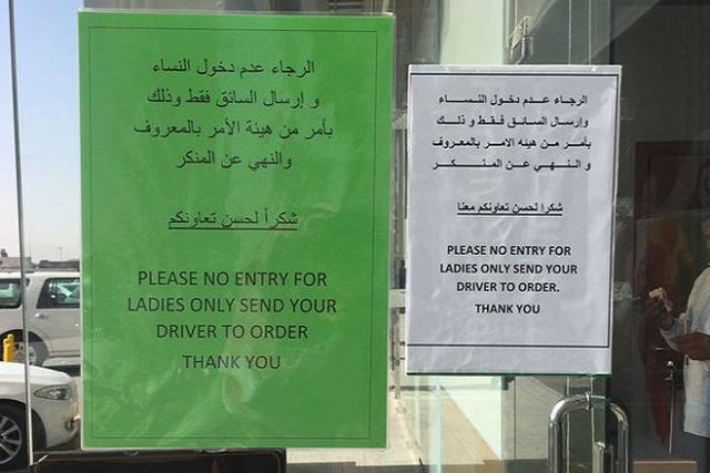 A nők nem vezethetnek, és csak a nekik kijelölt helyiségekbe léphetnek be Forrás: twitter.com/MuhammadLila