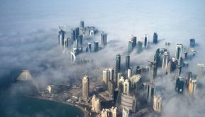 A katari főváros, Doha látképe hajnali ködben. (Kép forrása: MTI/EPA/Yoan Valat)