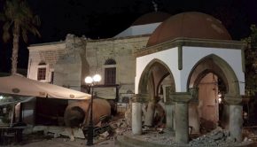 Megrongálódott épület a görögországi Kosz szigetén 2017. július 21-én, miután a Richter-skála szerinti 6,7-es erősségű földrengés rázta meg Törökország égei-tengeri partvidékét és a közeli görög szigeteket. Forrás: MTI/AP/Kalymnos-news.gr