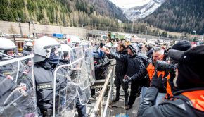 Tüntetők és rohamrendőrök az Olaszország és Ausztria közötti Brenner-hágó határátkelőnél 2016. április 24-én. (MTI/EPA/Jan Hetfleisch)