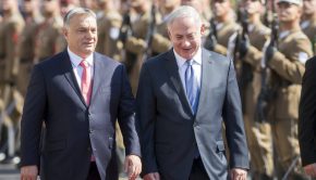 2017. július 18. Orbán Viktor miniszterelnök katonai tiszteletadással fogadja Benjámin Netanjahu izraeli kormányfőt Budapesten, a Parlament előtti Kossuth téren 2017. július 18-án (MTI Fotó: Mohai Balázs)