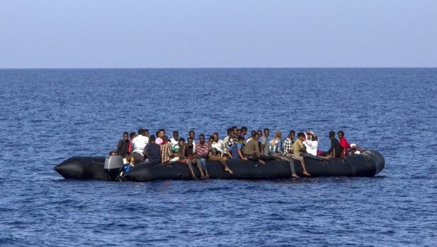 Illegális bevándorlók a Földközi-tengeren. Fotó: AFP