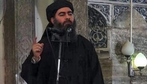 Az Iszlám Állam (IÁ) dzsihadista terrorszervezet által közreadott, videofelvételről készített, dátumozatlan kép az Iszlám Állam önjelölt kalifájáról, Abu Bakr al-Bagdadi terroristavezérről egy beszéde közben, 2015. október 11-én (Fotó: MTI/EPA/Iszlám Állam)