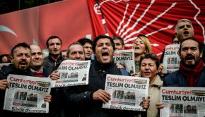 Cumhuriyet újságot tartó török demonstrálók 2016-ban Forrás: AFP/Ozan Kose