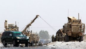 Amerikai katonák biztosítanak egy utat a dél-afganisztáni Kandahárban 2017. augusztus 2-án, miután öngyilkos merénylő támadt egy amerikai katonai gépjárműoszlopra Daman körzet Sor Andam-i területén az országúton – az áldozatok száma nem ismert (Fotó: MTI/EPA/Muhamad Szadik)