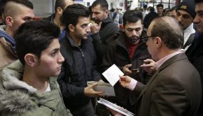 Hazájukba visszatérő iraki férfiaknak úti okmányokat osztanak a német rendőrség irodája előtt a berlini Tegel nemzetközi repülőtéren 2016. február 3-án. (MTI/AP/Michael Sohn)