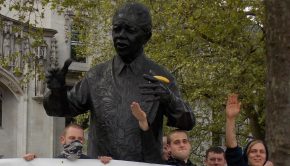 A National Action tagjainak egy korábbi demonstrációja Londonban Nelson Mandela szobránál Fotó: Wikipédia