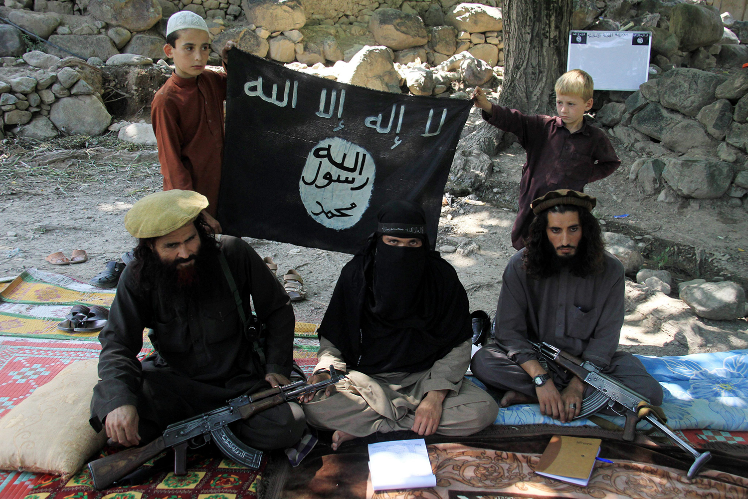 Фото террористов на фоне флага игил. Афганистан террористы Талибан. Исламское государство Афганистан. Афганистан Талибан ИГИЛ. Исламское государство ИГИЛ В Афганистане.
